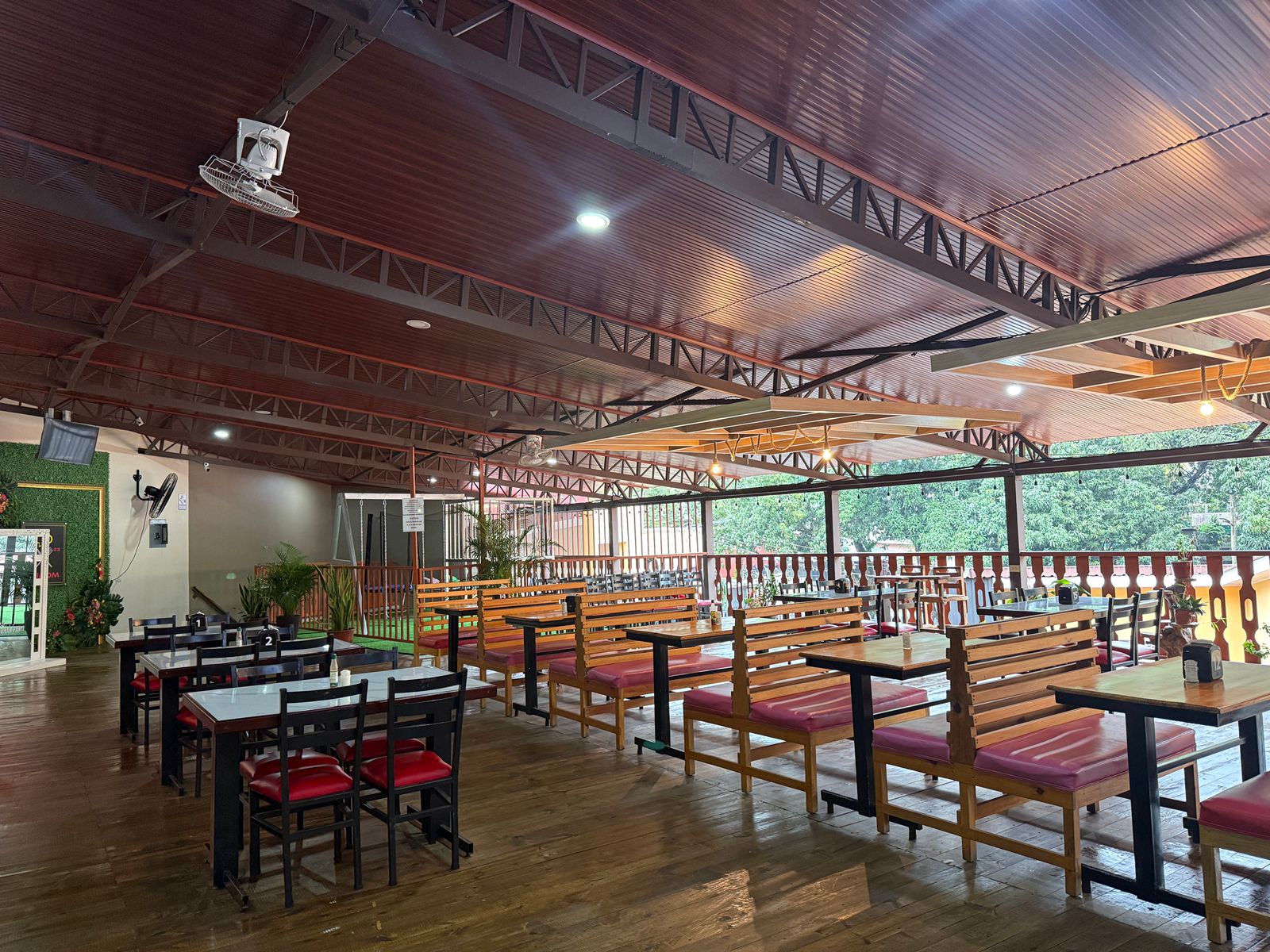 Bar y mesas del restaurante Widom