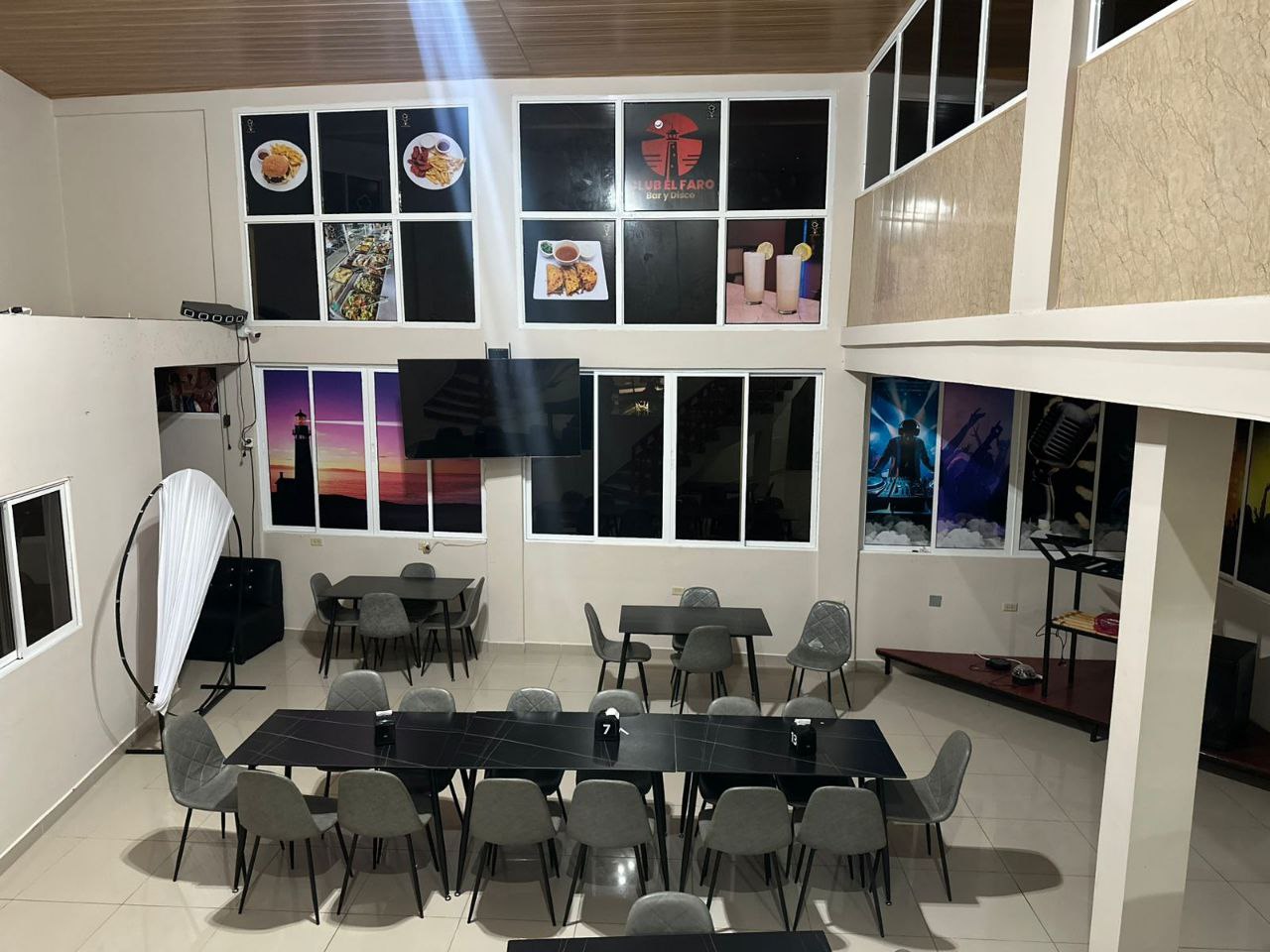 Zona de asientos del restaurante Widom